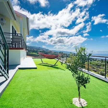 Girassol House By Sam Canhas